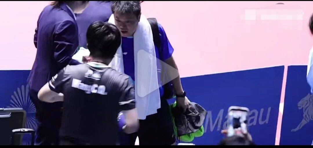开云下载-侯英超被王楚钦横扫后，主动找王楚钦复盘，告知王楚钦比赛的不足
