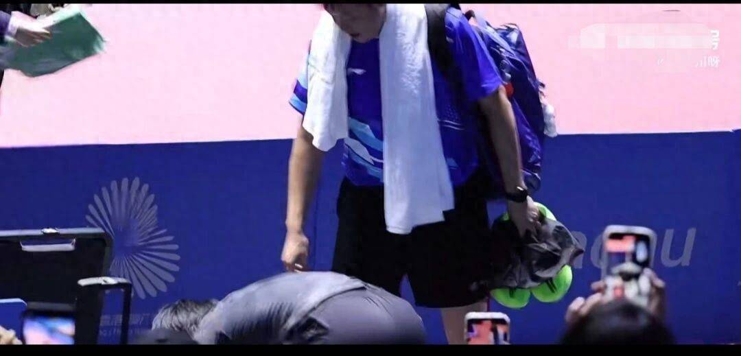 侯英超被王楚钦横扫后，主动找王楚钦复盘，告知王楚钦比赛的不足