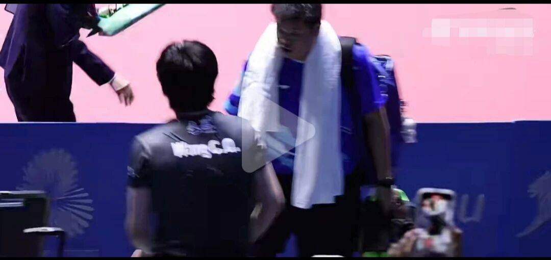 侯英超被王楚钦横扫后，主动找王楚钦复盘，告知王楚钦比赛的不足