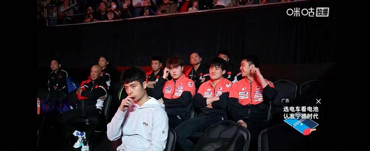 开云下载-王皓观众席黑脸，王楚钦孤身逆转！没有在场外指导，很奇怪！