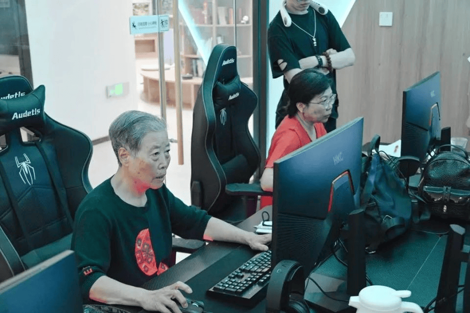开云下载-70岁，电竞选手当“打”之年