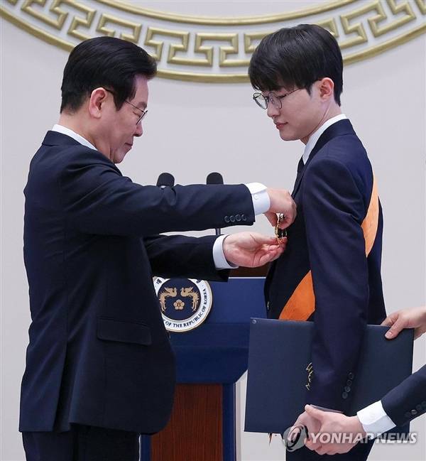 传奇电竞选手Faker获青龙勋章：韩国总统亲自颁发